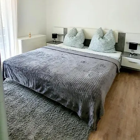Yanis Deluxe מלון