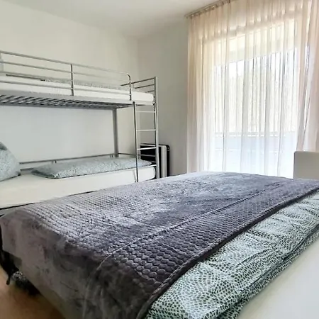 Yanis Deluxe * סנקט אנגלמר